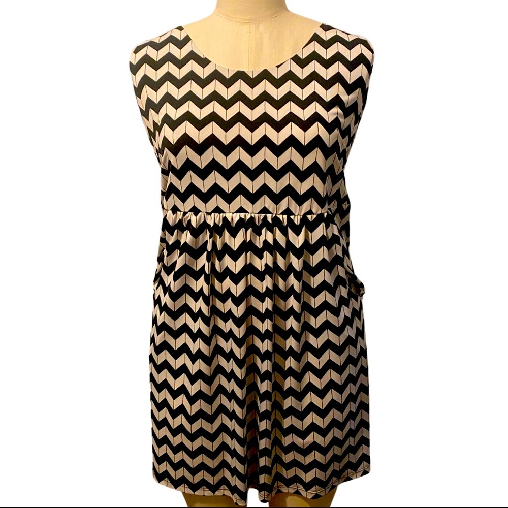 Chevron Black & White Dress with Pockets!